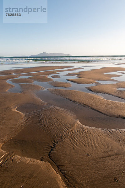 Wasserbildungsmuster im Sand am Strand