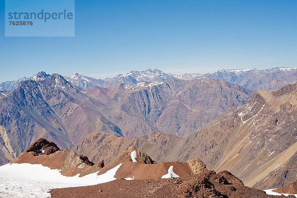 Luftaufnahme der verschneiten Berge