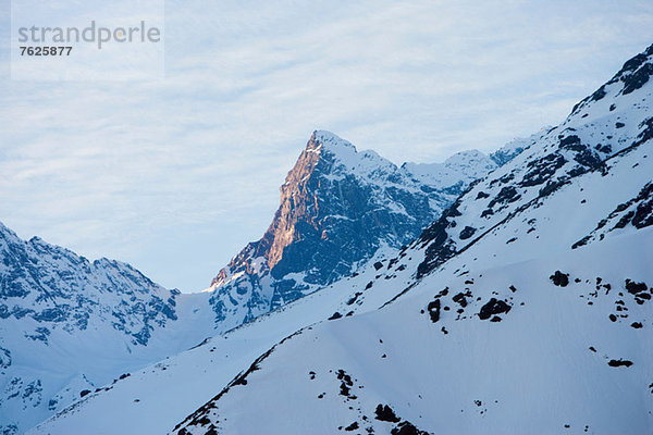 Luftaufnahme der verschneiten Berge