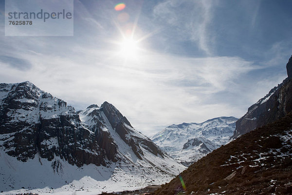 Luftaufnahme der verschneiten Berge