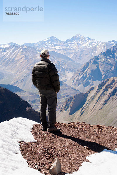 Wanderer mit Blick auf verschneite Berge