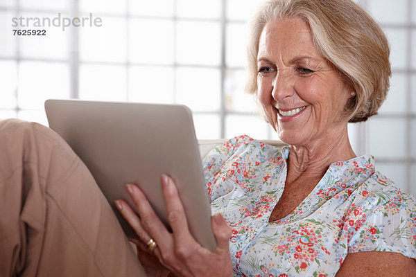 Ältere Frau mit Tablet-Computer