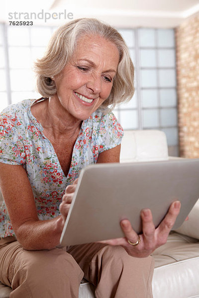 Ältere Frau mit Tablet-Computer