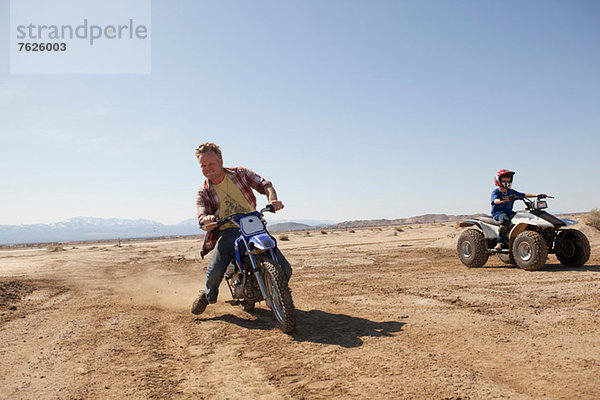 Mann auf dem Dirt Bike in der Wüste
