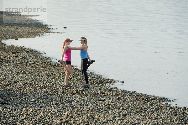 Teenager-Mädchen am felsigen Strand