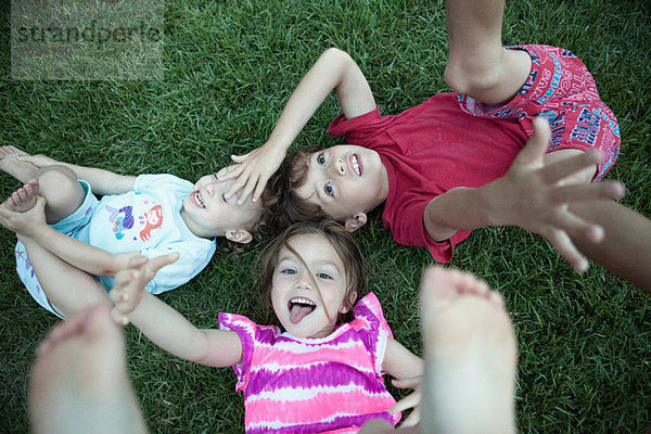 Kinder beim Spielen auf der Wiese