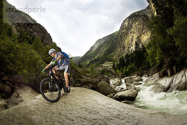 Mountainbiker in den Alpen  Andermatt  Schweiz