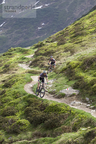 Zwei Mountainbiker in den Alpen  Andermatt  Schweiz