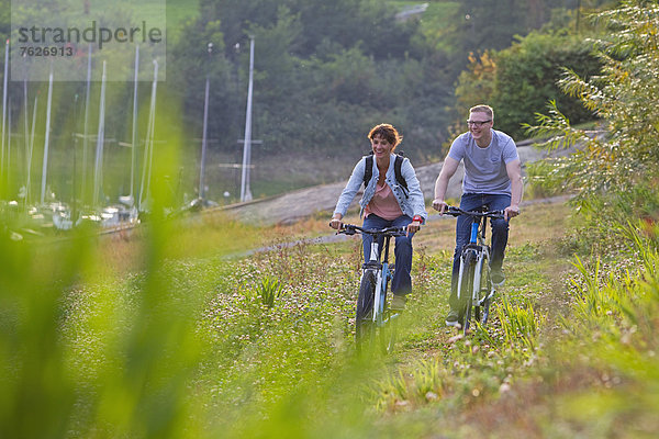 Paar macht eine Radtour am Sorpesee  Sauerland  Deutschland
