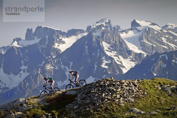 Zwei Mountainbiker in den Alpen  Andermatt  Schweiz