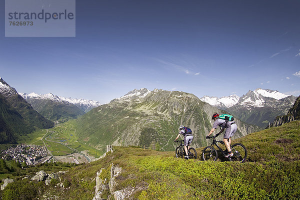 Zwei Mountainbiker in den Alpen  Andermatt  Schweiz