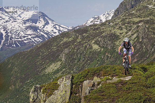 Mountainbiker in den Alpen  Andermatt  Schweiz