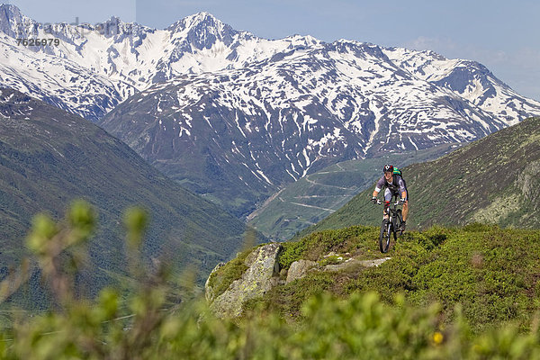 Mountainbiker in den Alpen  Andermatt  Schweiz