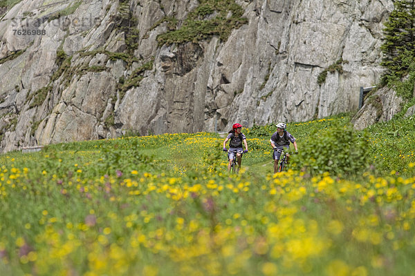 Zwei Mountainbiker auf einer Passstraße  Andermatt  Schweiz