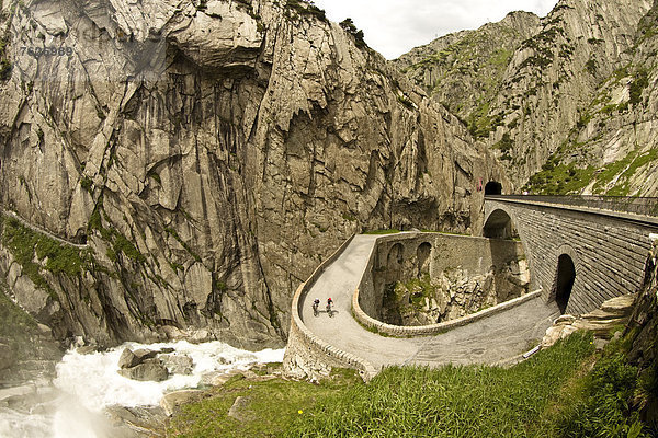 Zwei Radfahrer auf einer Passstraße  Andermatt  Schweiz