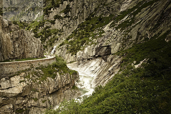 Zwei Rennradfahrer auf einer Passstraße  Andermatt  Schweiz