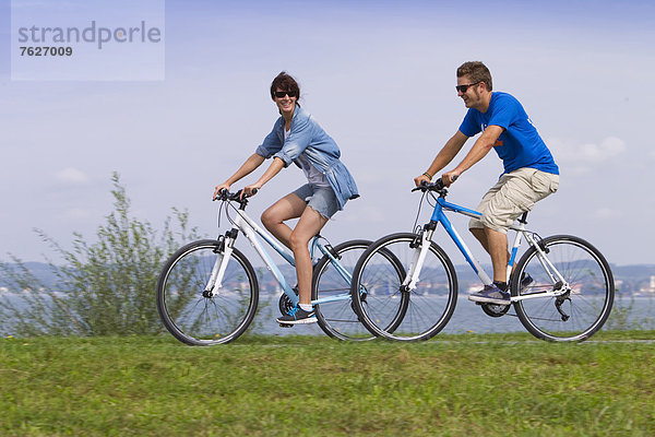 Paar macht eine Radtour  Bregenz  Österreich