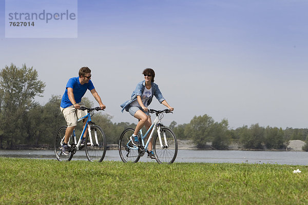 Paar macht eine Radtour  Bregenz  Österreich