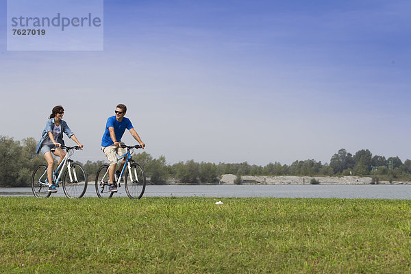 Paar macht eine Radtour  Bregenz  Österreich