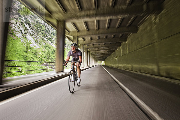 Rennradfahrer auf einer Passstraße  Andermatt  Schweiz