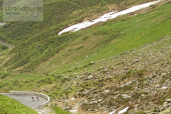 Zwei Rennradfahrer auf einer Passstraße  Andermatt  Schweiz