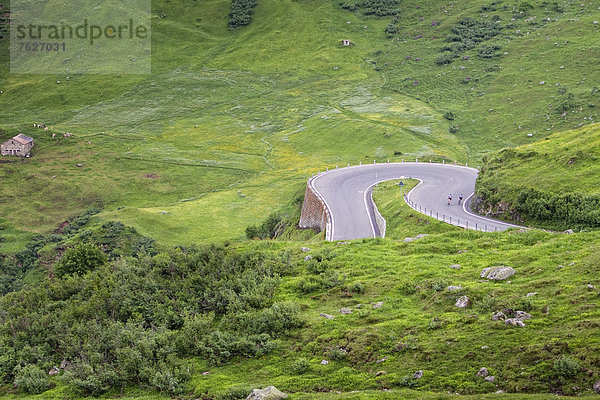 Zwei Rennradfahrer auf einer Passstraße  Andermatt  Schweiz