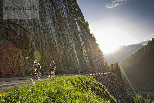 Zwei Rennradfahrer auf einer Passstraße  Andermatt  Schweiz