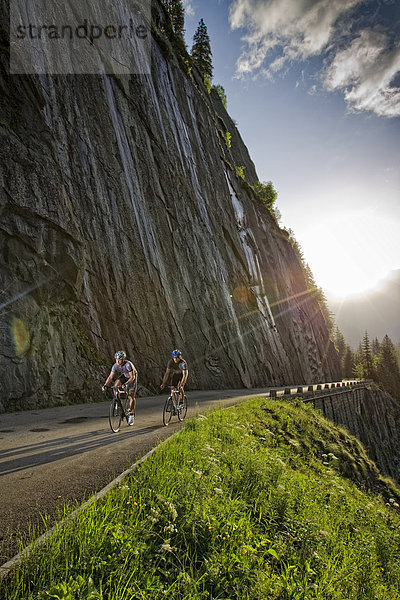 Zwei Rennradfahrer auf einer Passstraße  Andermatt  Schweiz