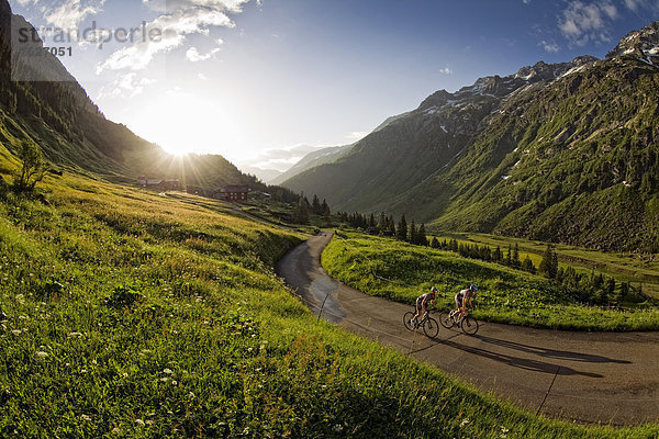 Zwei Rennradfahrer auf einer Passstraße  Andermatt  Schweiz