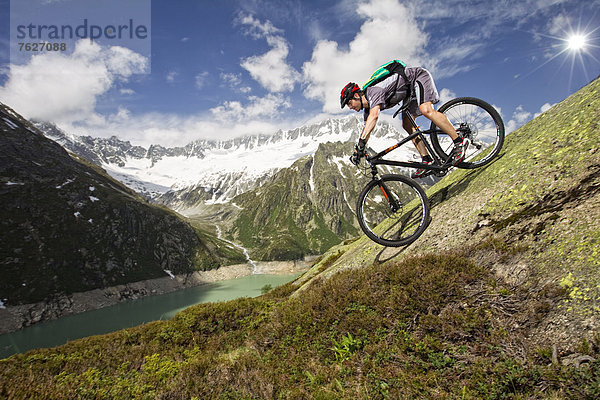 Mountainbiker in den Alpen  Andermatt  Schweiz