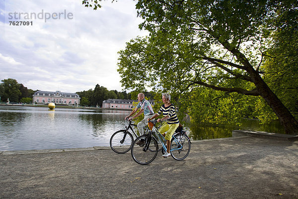 Paar macht eine Radtour an einem See  Düsseldorf  Deutschland