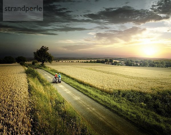 Paar macht eine Radtour  Ostwestfalen  Deutschland