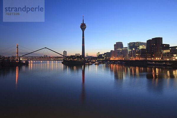 Medienhafen mit Rheinturm am Abend  Düsseldorf  Nordrhein-Westfalen  Deutschland