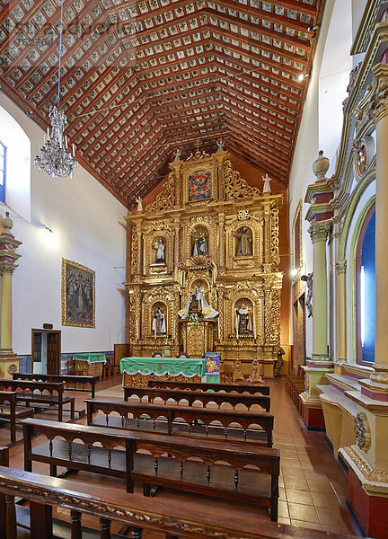 Kirche mit goldenem Altar im Kloster Santa Teresa  Potosi  Bolivien