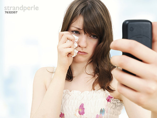 Mädchen  telefonierend  traurig  SMS