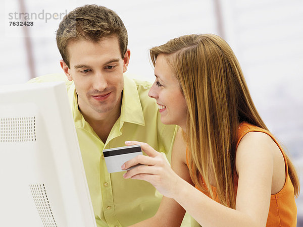 Junges Paar beim Online-Shopping am Computer