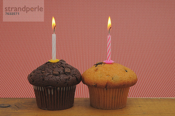 Zwei Muffins mit Geburtstagskerzen