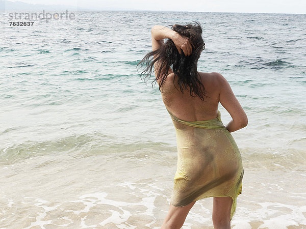 Frau  45  in nasses Tuch gehüllt  am Strand von Puerto Viejo de Talamanca  Costa Rica  Zentralamerika