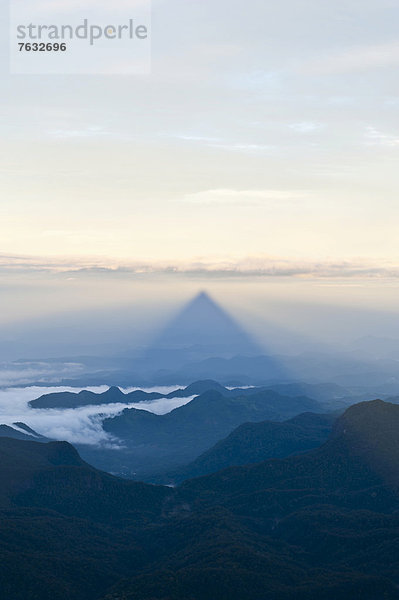 Pilgerberg  Berg-Schatten als Dreieck in der Landschaft  Abbild Gottes  buddhistischer Tempel