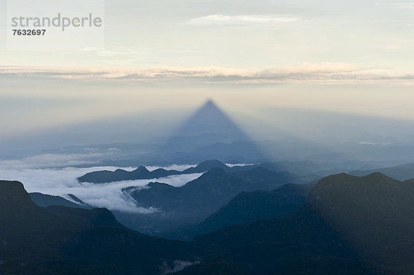 Pilgerberg  Berg-Schatten als Dreieck in der Landschaft  Abbild Gottes  buddhistischer Tempel