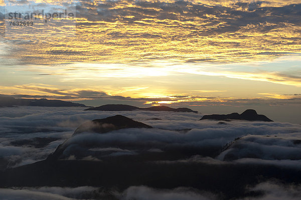 Wolkenhimmel  Sonnenaufgang über den Bergen  Blick vom Adam's Peak  Sri Pada