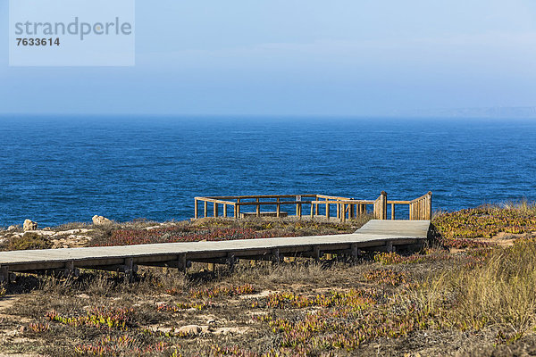 Praia do Bordeira  Steg zum Aussichtspunkt  Carrapateira  Algarve  Westküste  Portugal  Atlantik  Europa