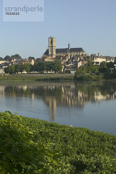Kathedrale Saint-Cyr-et-Sainte-Juliette mit der Loire  Nevers  Loire-Tal  Nievre  Centre  Frankreich  Europa