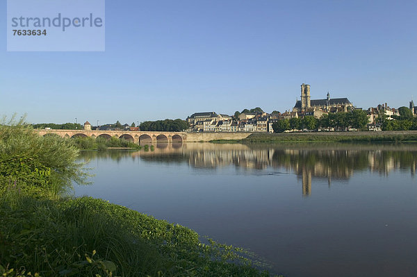 Kathedrale Saint-Cyr-et-Sainte-Juliette mit der Loire  Nevers  Loire-Tal  Nievre  Centre  Frankreich  Europa