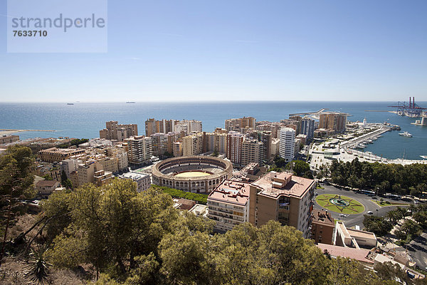 Ausblick von Monte de Gibralfaro auf den Hafen Marina und die Stierkampfarena  M·laga  Andalusien  Spanien  Europa  ÖffentlicherGrund