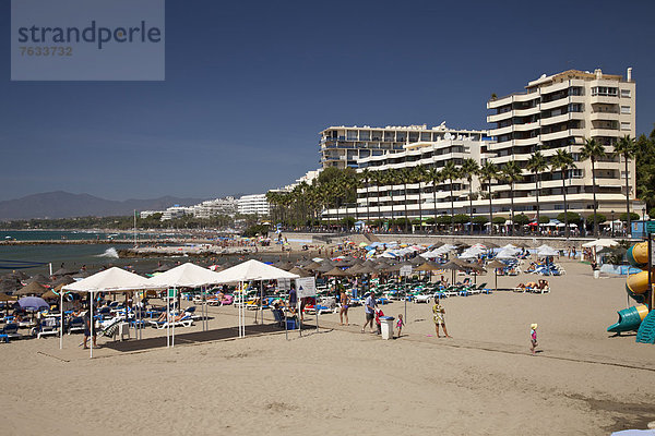 Belebter Sandstrand  Marbella  Costa del Sol  Andalusien  Spanien  Europa  ÖffentlicherGrund