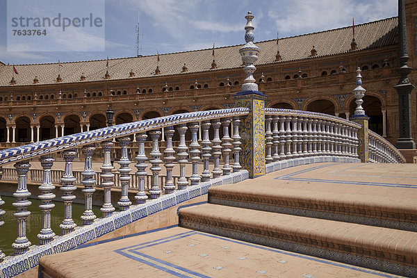 Mit Kacheln verkleidetes Treppengeländer an der Plaza de Espana  Sevilla  Andalusien  Spanien  Europa