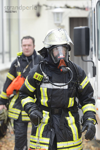 Feuerwehrmann  Atemschutzgeräteträger  bei einem Dachstuhlbrand  Aichwald  Baden-Württemberg  Deutschland  Europa