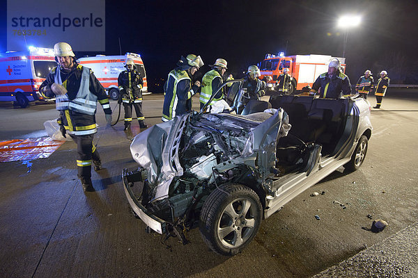 Wrack einer Mercedes B-Klasse nach einem Verkehrsunfall auf der Autobahn 8  Weilheim an der Teck  Baden-Württemberg  Deutschland  Europa