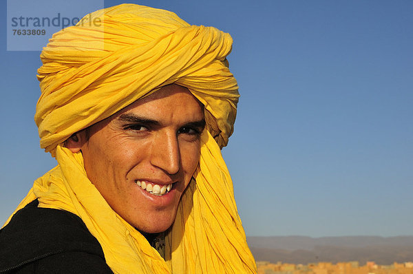 Junger Mann mit gelbem Shesh  Portrait  Marokko  Afrika